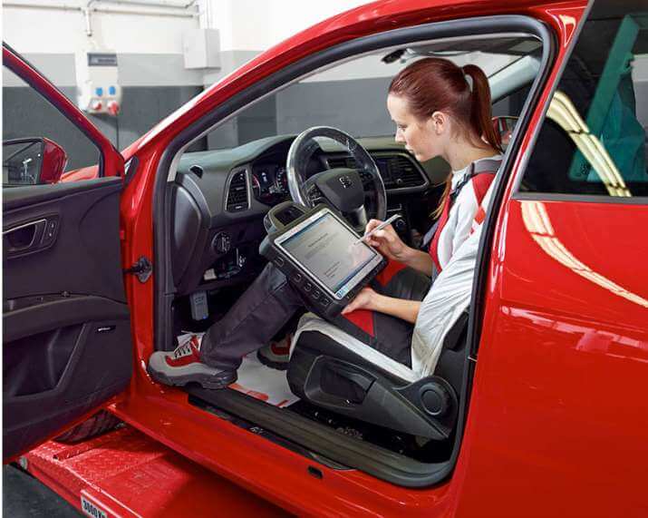 Mujer inspeccionando coche